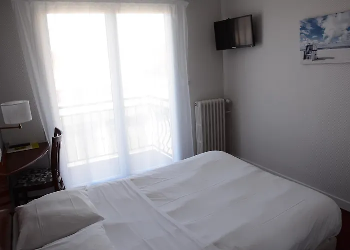 Hotel Logis Le Petit Trianon Saint-Brevin-les-Pins