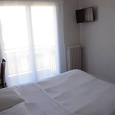 Logis Le Petit Trianon מלון סן-ברבן-לה-פן