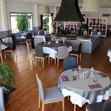 מלון Logis Le Petit Trianon 2*