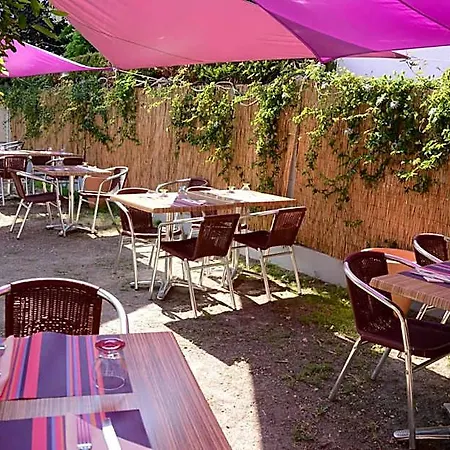 מלון Logis Le Petit Trianon