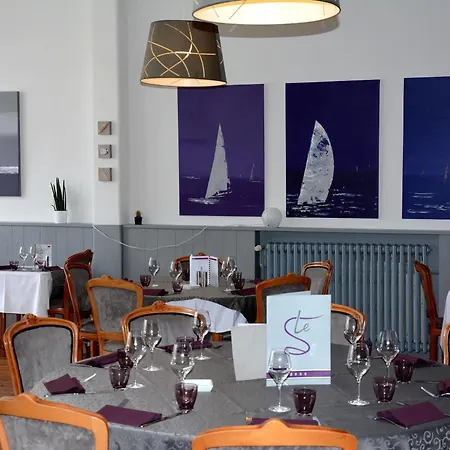 호텔 Logis Le Petit Trianon Saint-Brevin-les-Pins