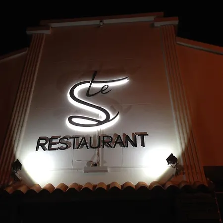 Hotel Logis Le Petit Trianon 2*