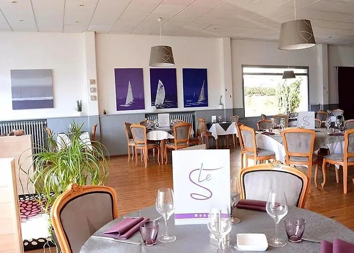 Hotel Logis Le Petit Trianon