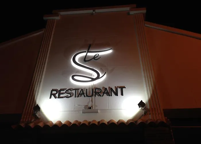 Hotel Logis Le Petit Trianon 2*