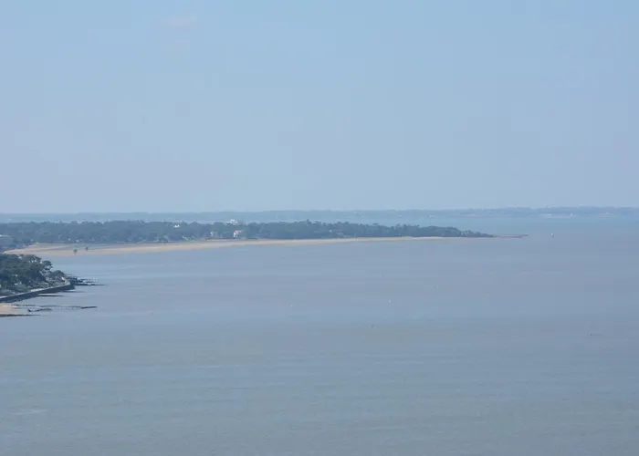 Hotel Logis Le Petit Trianon